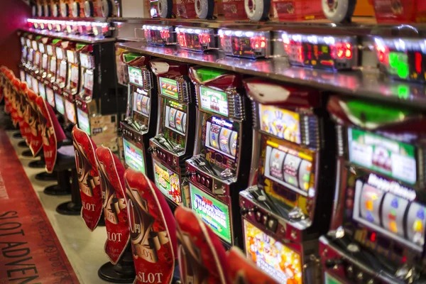 Sic Bo Dadu live-dealer table with three dice and betting layout